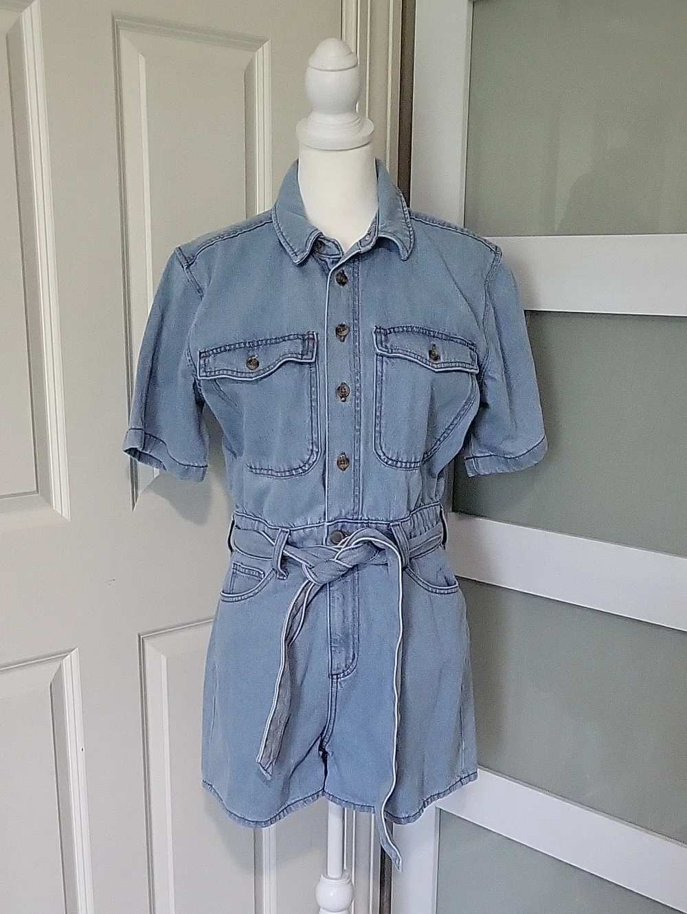 Universal Thread Women’s Denim Romper Size 6 – Light Wash Tie Waist - Picture 1 of 12